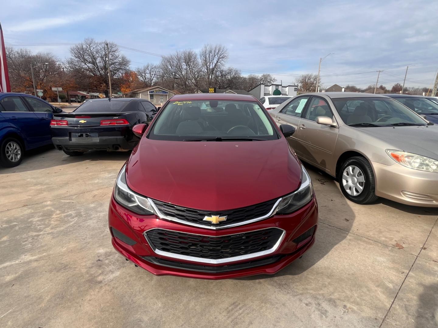 2017 RED CHEVROLET CRUZE LT LT Auto (1G1BE5SM8H7) with an 1.4L L4 DOHC 16V TURBO engine, 6A transmission, located at 8101 E. Skelly Dr., Tulsa, OK, 74129, (918) 592-3593, 36.121891, -95.888802 - Photo#2